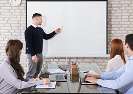 ���簡 ȭ��Ʈ���� �տ��� �̷м����� �����ϴ� ���